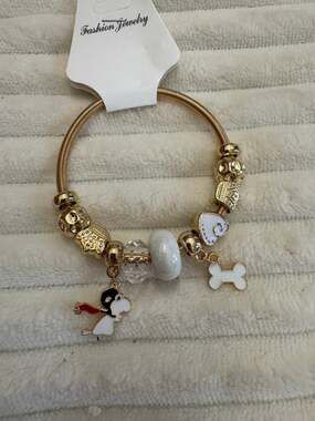Snoopy red Baron charm gold bracelet with white & gold beads stretchy